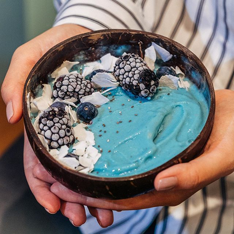 cocomut and berries smoothie